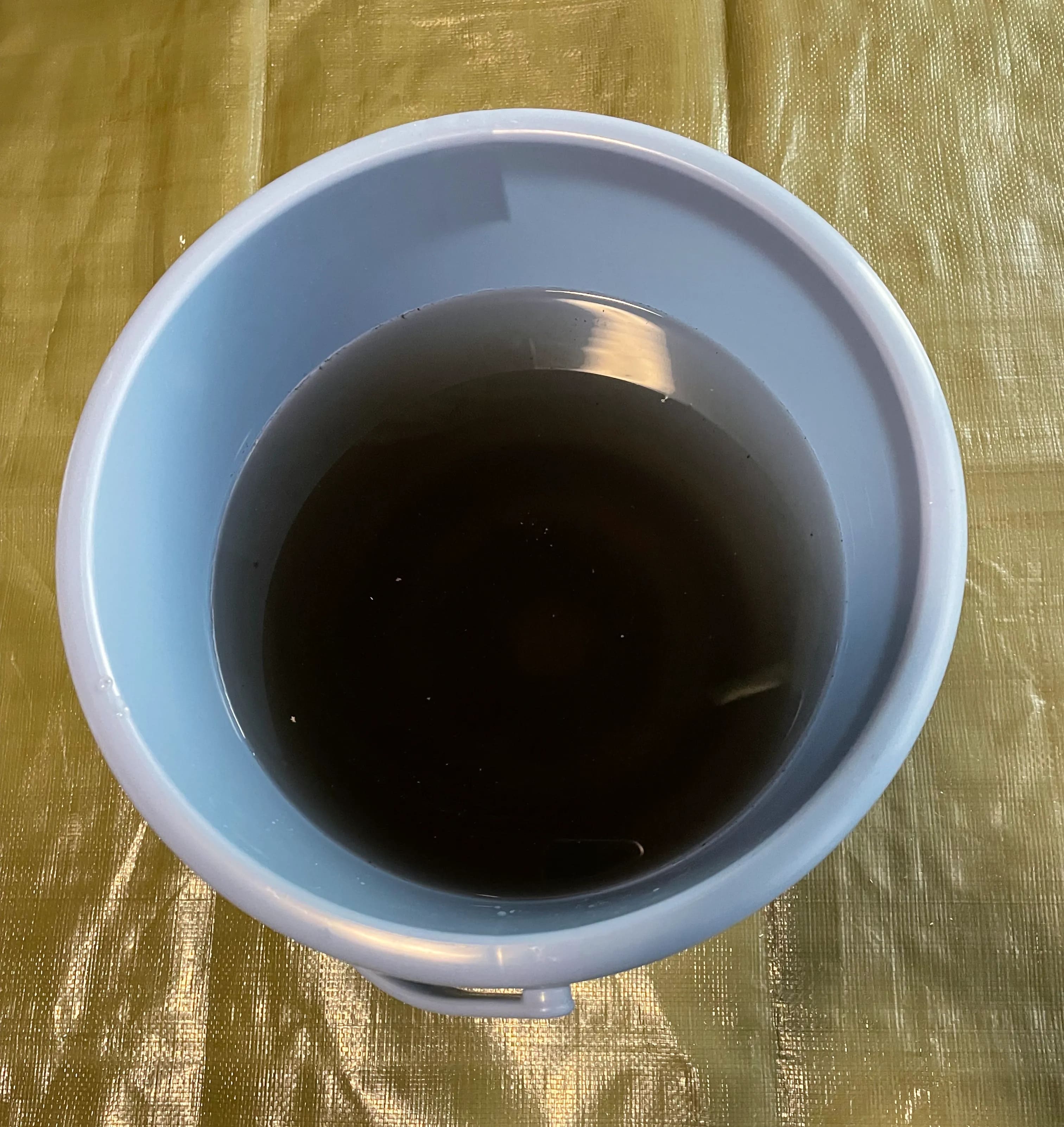 作業事例のエアコンクリーニングで排出された汚水の写真